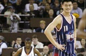 NBA十大“以小欺大”镜头：姚明被矮51cm大帽，165连3次戏耍邓肯