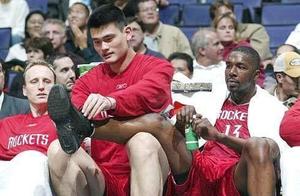 NBA正在消失的文化！姚明给人系过鞋带，詹姆斯也曾经拎过球鞋